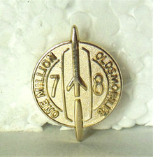 Spilla cravatta premio vendite emblema razzo G M Auto Co. Oldsmobile 442, Cutlass 88