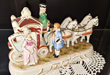 Centrotavola in porcellana con Carrozza vittoriana trainata da cavalli