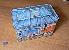 Barattolo metallo a forma di casa decorato con immagini di strada vintage