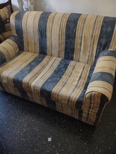 Divano a due posti; lunghezza 140 cm; profondità 80 cm; altezza 57 cm.