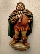 insegna birreria bavarese pupazzo ubriaco in terracotta dipinta a mano