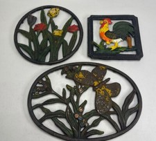 3 SOTTOPENTOLA IN GHISA - CON DECORAZIONI Farfalla Fiori Gallo VINTAGE #43