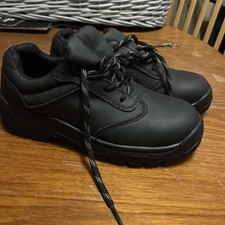 Scarpa uniforme liscia