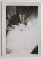 Mariés heureux flou voiture robe blanche - Photo vintage snapshot