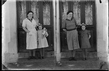 Doppio Ritratto Donna E Bambina Davanti Alla Porta Negativo Foto Vetro Anno 1940