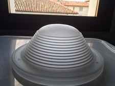Lampadario a soffitto a piramide di vetro satinato.