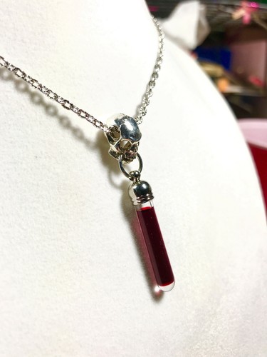 Collana con ciondolo sangue