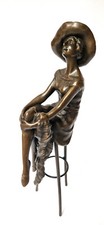 Statua in bronzo donna sullo