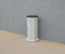 Comodino mobiletto colonna ottagonale ad un'anta laccata Shabby Chic, H 77 cm!