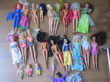 Enorme lotto di vecchie BAMBOLA BARBIE e non vintage o moderne d'epoca mignon da