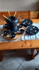 Set Fonduta 6 Pers. Pentola In Ghisa, Fornello In Acciaio Piatto Girev, N 31 Pz.