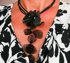 Elegante ed elegante collana girocollo per donna con un esclusivo ciondolo 