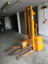 CARRELLO ELEVATORE ELETTRICO con BATTERIA A  24 volt.