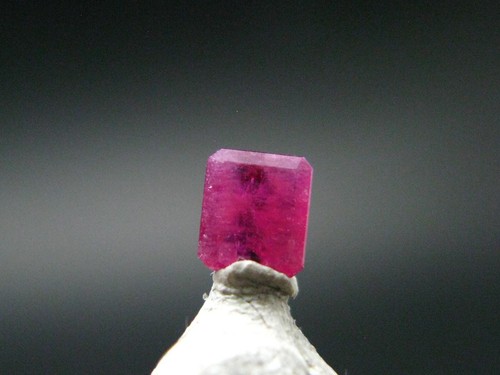 Gemma bixbite berillo - berillo, rosso