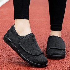 Piedi larghi gonfi passeggio