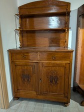 credenza antica con piattaia