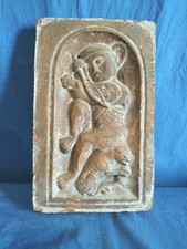 Formella Precolombiana Musicante Strumento Ad Arco In Terracotta