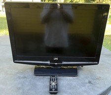 TV LCD JVC LT-32P300 (31,51 in diagonale) con supporto e telecomando TV da gioco