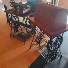 Coppia di macchine da cucire