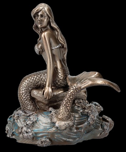 Statua sirena unda seduta su - unda,