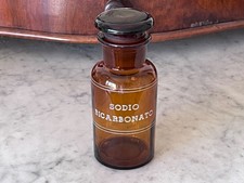 Antichi barattoli da farmacia primi '900 in vetro ambrato con tappo smerigliato.