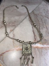 Collana di perline tribali in metallo fatta a mano