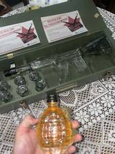 kalashnikov di vetro con granata di vetro e relativi bicchieri