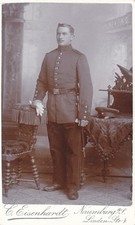 Soldato con pugnale, berretto