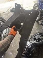 PEDANA POGGIAPIEDI NERO per Yamaha 50 AEROX 1997-2012