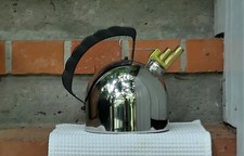 Bollitore acqua Alessi 9091 con pipa 2 toni / design Richard Sapper 1985