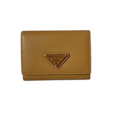 Portafoglio Prada in pelle Saffiano marrone chiusura con bottone