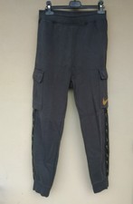 Pantaloni Nike grigio scuro con dettagli oro