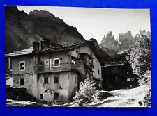 ? CARTOLINA FOTO FALCADE RUSTICO CON LO SFONDO DELLE CIME DEL FOCOBON 1960 ?