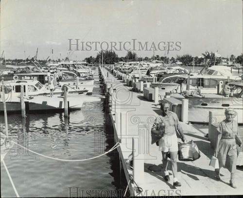 1972 press photo - 1972, tourists