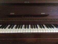pianoforte a muro adatto a chi inizia a studiare lo strumento 