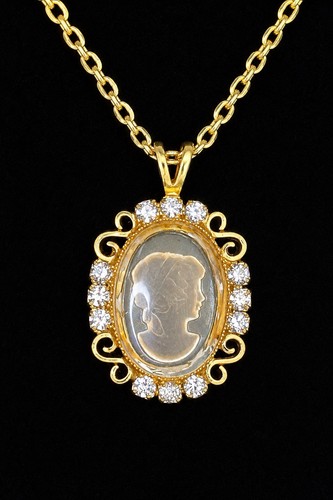 Collana con ciondolo cammeo