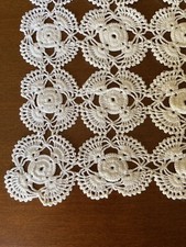 Tris centri uncinetto bianco 