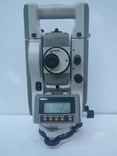 Nikon NST-10SC Total Station con batteria e custodia testato angolo e distanza funzionante