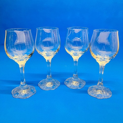Bicchieri calici vino bianco