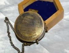 Bussola orientamento con catena box in legno e mosaico rosa dei venti con dedica