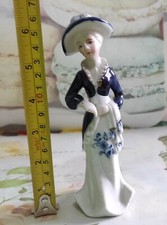 Statuina porcellana Capodimonte N. Originale e marchiata. Anni 70. Più cestino. 