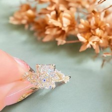 Anello con diamanti in oro