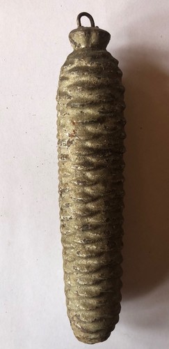 Vecchio peso orologio pigne