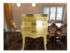 Comodino bombato in legno massello rifinito in foglia oro