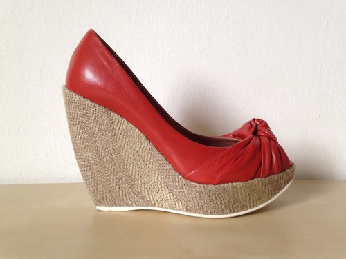 Scarpe spuntate rosse vicini - rosse,