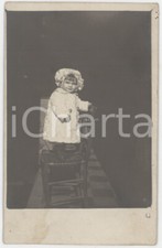 1925 ca COSTUME Bambina con cappotto sulla sedia - Ritratto *Foto anonima