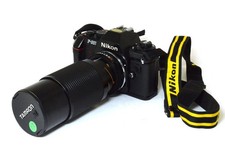Fotocamera analogica Nikon F-301 con tamron 70-210
