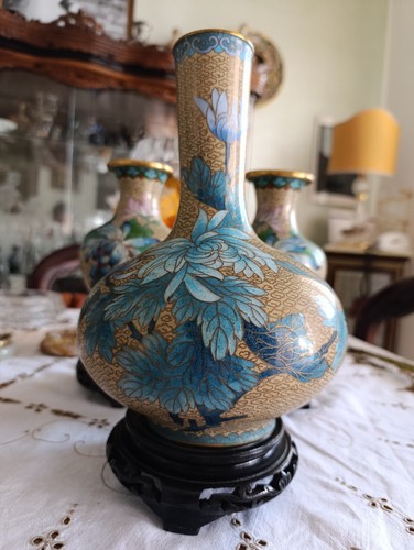 Vaso cloisonne con fiori su - vaso,