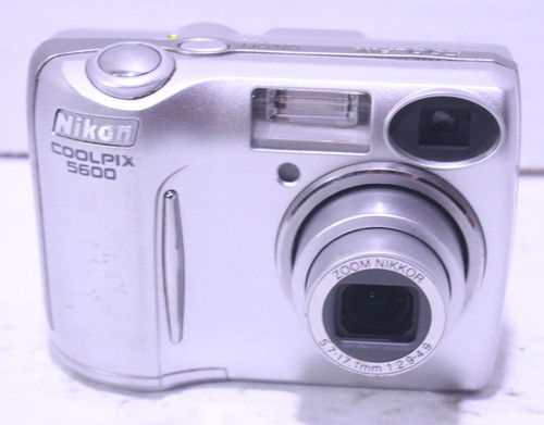 Nikon coolpix e5600 1 - nikon,