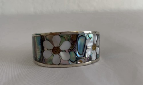 Bracciale con fiore intarsiato